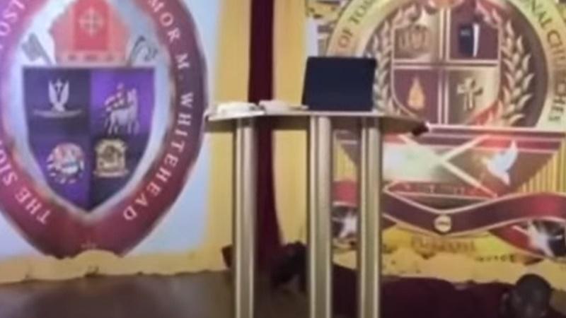 Lamor Whitehead佈道直播期間遇劫。(YouTube)