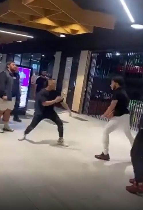 未幾有人衝向持刀者作挑釁。(網上片段截圖)