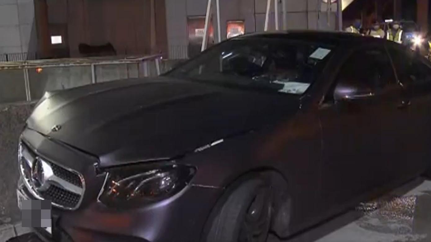 房車車頭毀爛、安全氣袋彈出。(電視截圖)