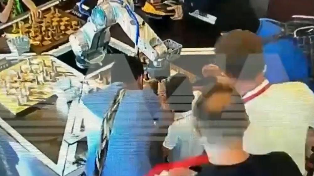 多名成人上前幫忙。(Twitter)