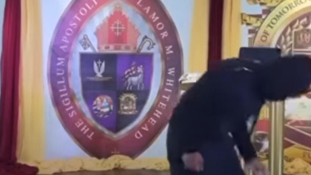 Lamor Whitehead佈道直播期間遇劫。(YouTube)