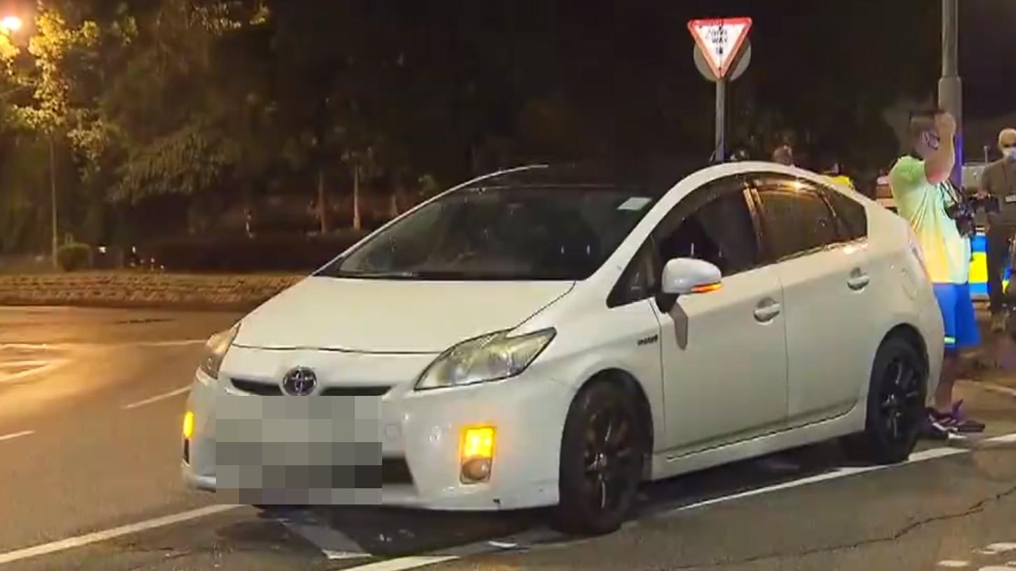 警員上前查問之際,私家車突然驅車離開,警員隨即展開追截。(電視截圖)