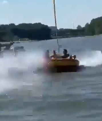 一輛騎有2人的水上電單車突然衝出。(Twitter)