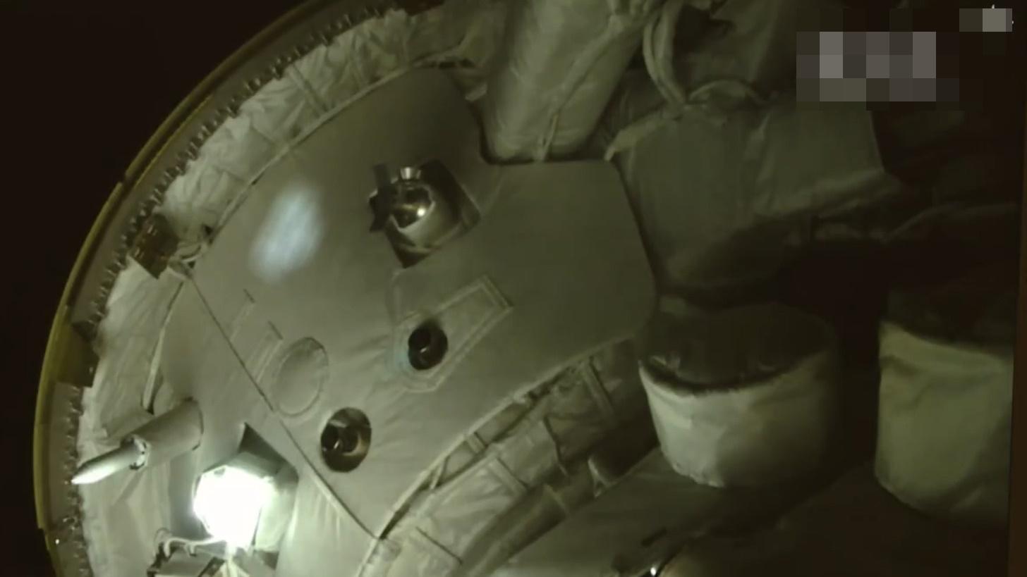 新華社影片播放「問天」實驗艙與核心艙合體對接過程。(微博)