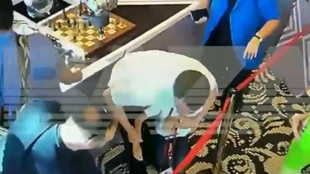 多名成人上前幫忙。(Twitter)