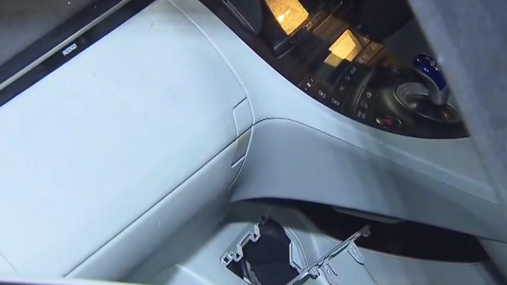 警員在車上暗格檢獲多包毒品。(電視截圖)