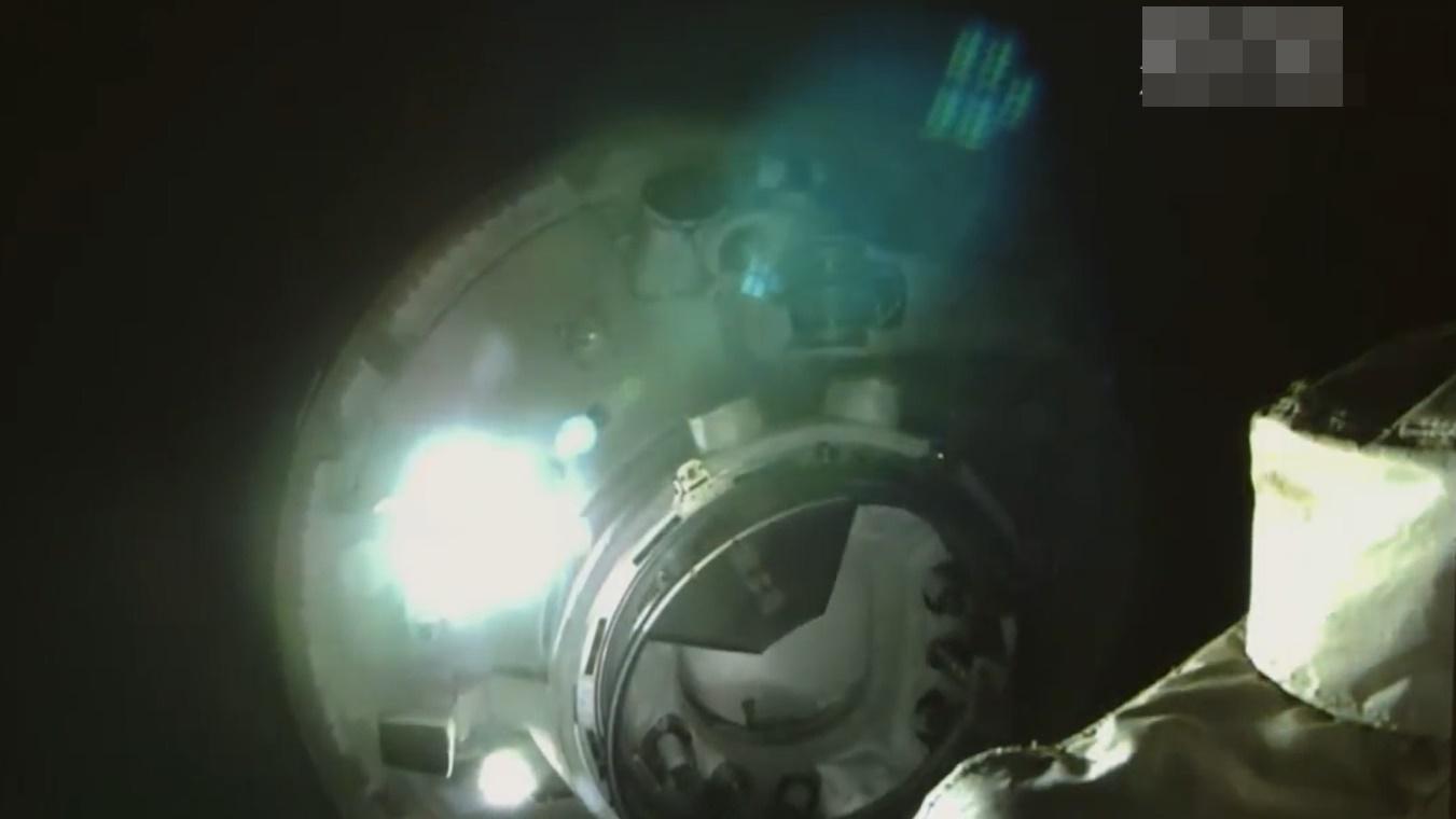 新華社影片播放「問天」實驗艙與核心艙合體對接過程。(微博)