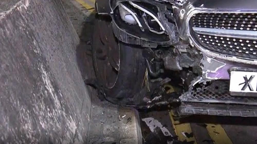 房車車頭毀爛、安全氣袋彈出。(電視截圖)