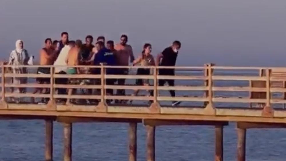 該名68歲奧地利婦人被救上岸後,人員立即對她進行急救。(Twitter)