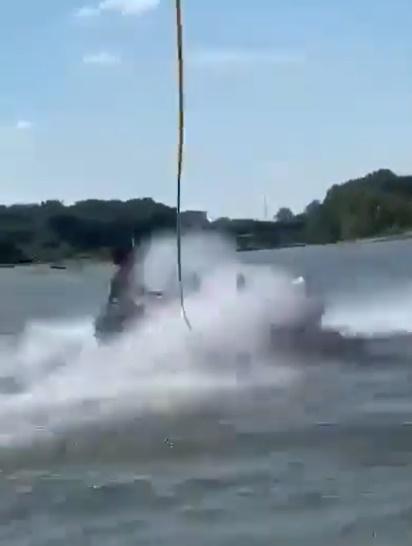 水上電單車迎面撞向橡皮艇。(Twitter)