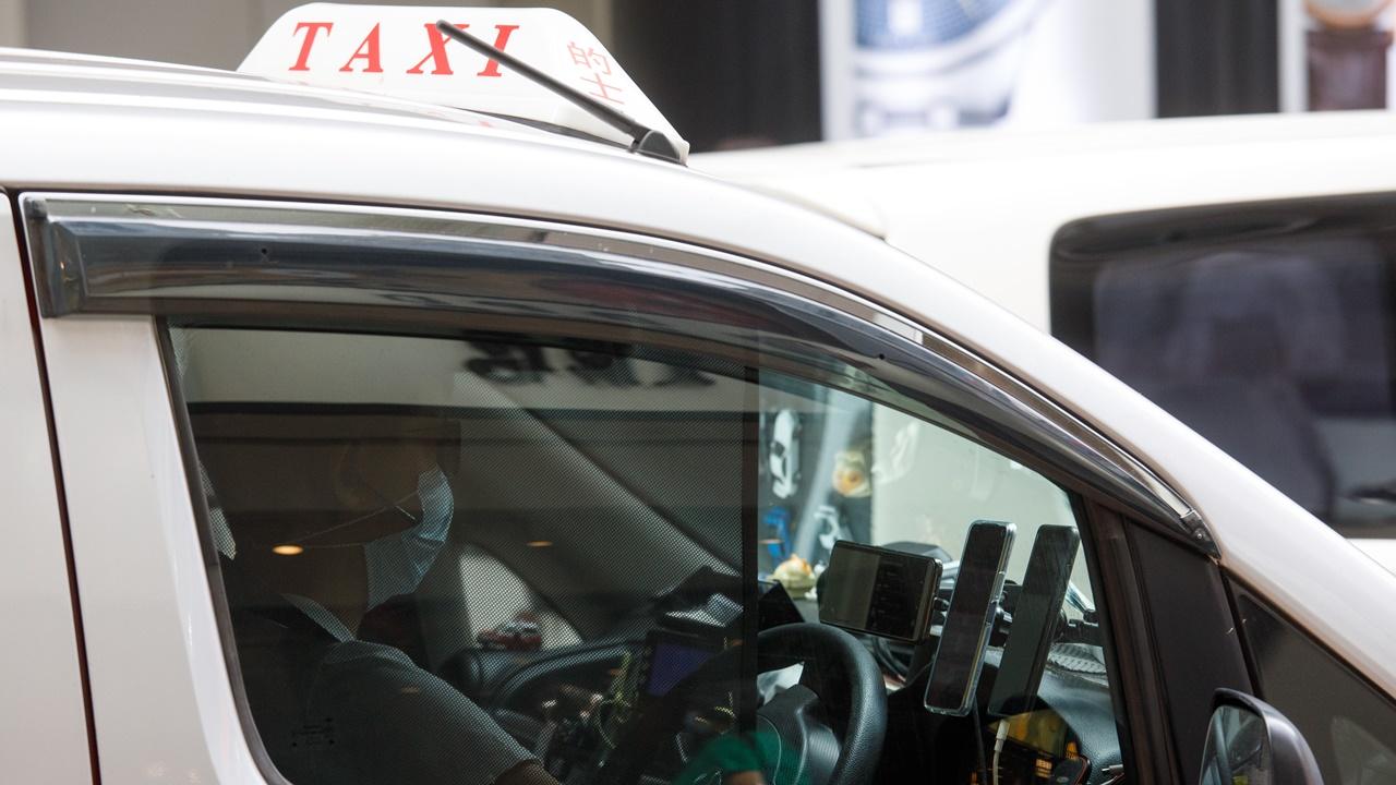 運輸署:車頭限放2部流動裝置,影片播放裝置亦受規限。(資料圖片)