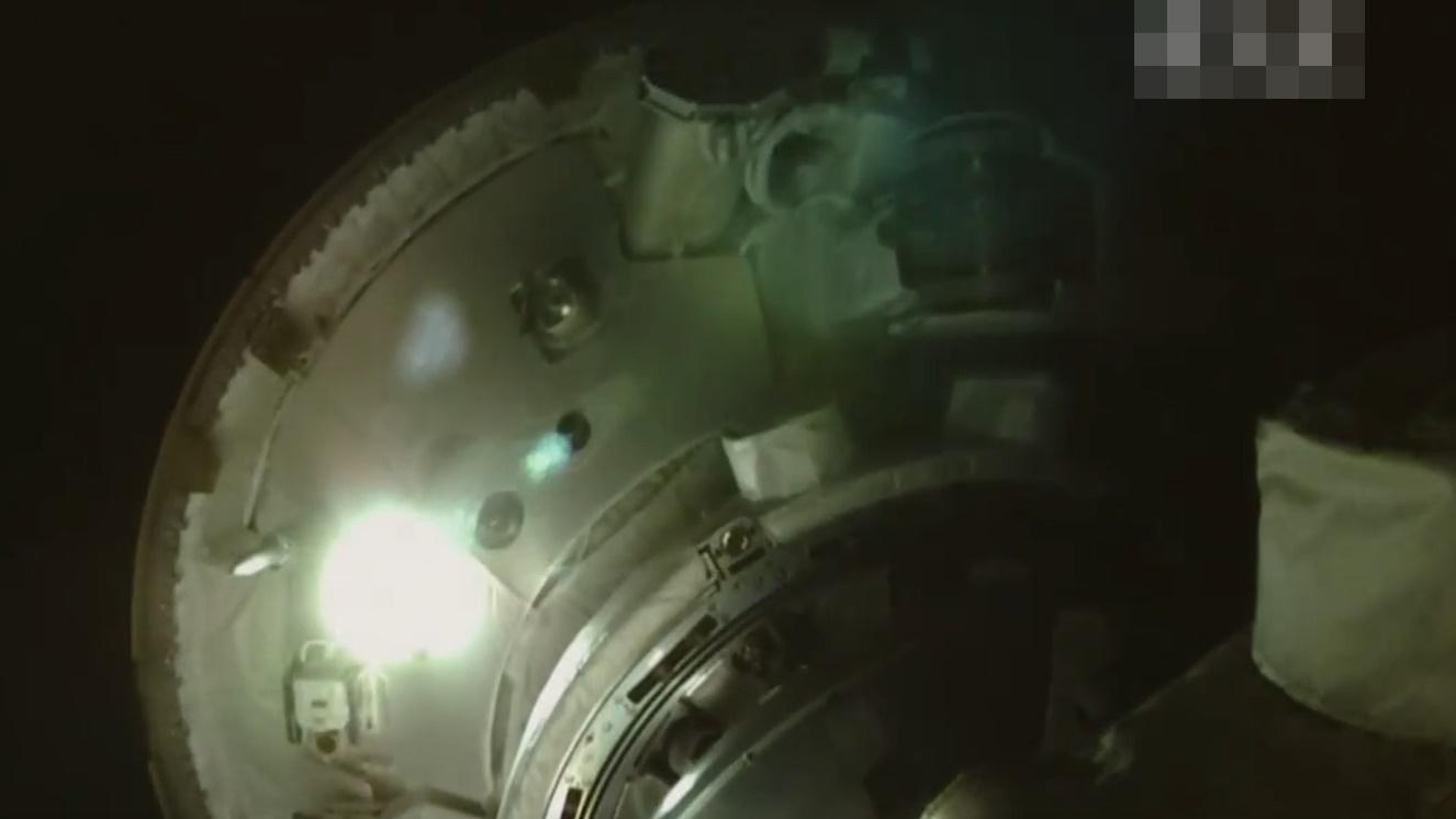 新華社影片播放「問天」實驗艙與核心艙合體對接過程。(微博)