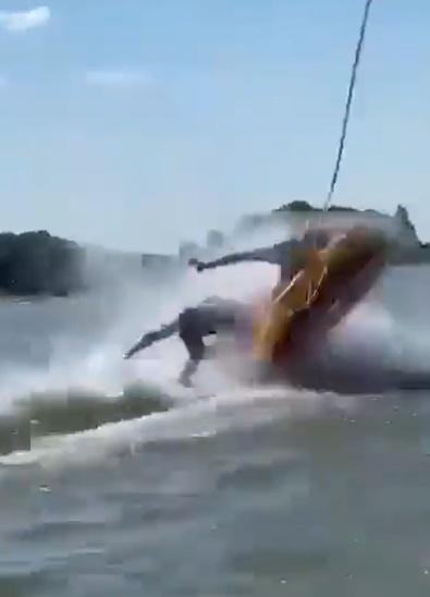 橡皮艇上的2人立時被撞至拋到半空。(Twitter)
