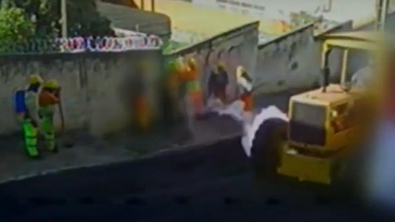 工程車突然爆呔。(YouTube)