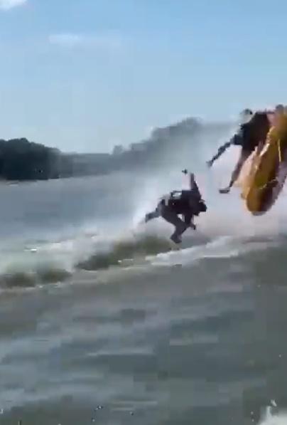 橡皮艇上的2人立時被撞至拋到半空。(Twitter)