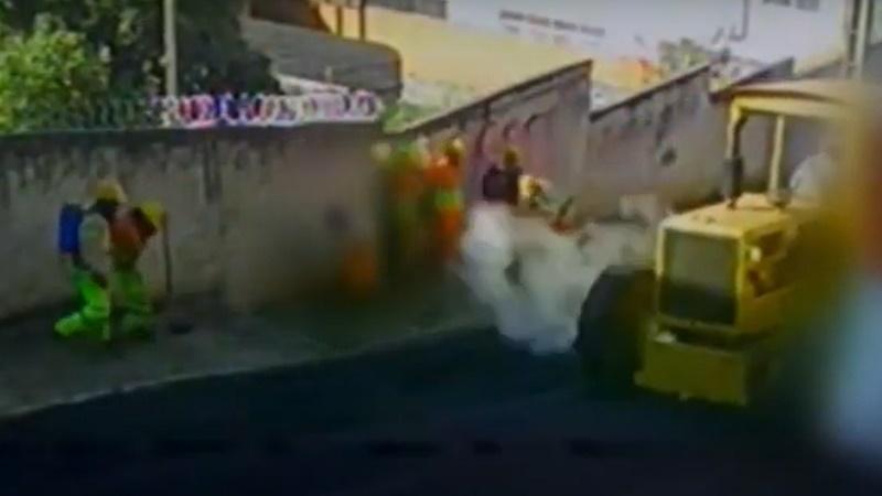 Davi立時倒地。(YouTube)