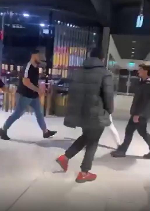 Lauie突然從後向持刀者逼近。(網上片段截圖)