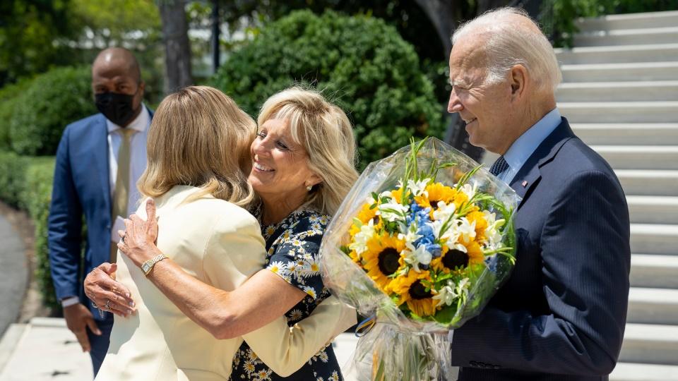 拜登及夫人吉爾在白宮南草坪迎接歐倫娜。(Twitter)