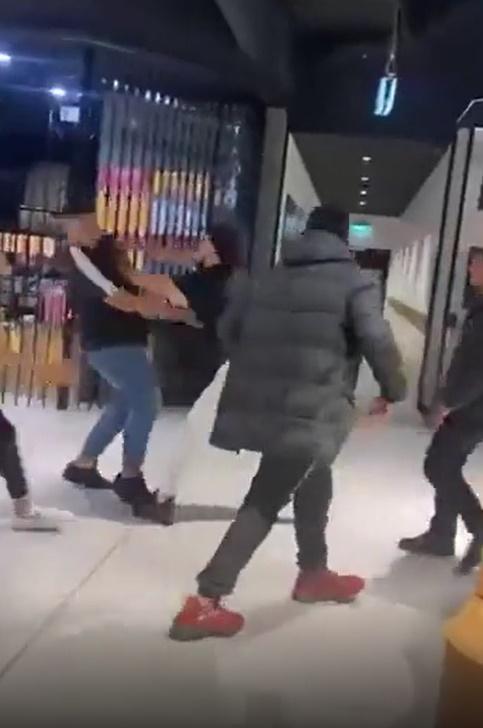 對方有所動作,Lauie向後一縮。(網上片段截圖)