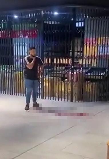 Lauie按著頸項,只見血從其頸部噴在地上。(網上片段截圖)