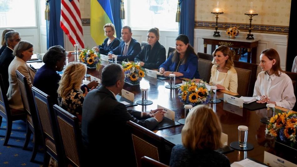 吉爾、歐倫娜,以及美國及烏克蘭的代表在白宮舉行會議。(Twitter)