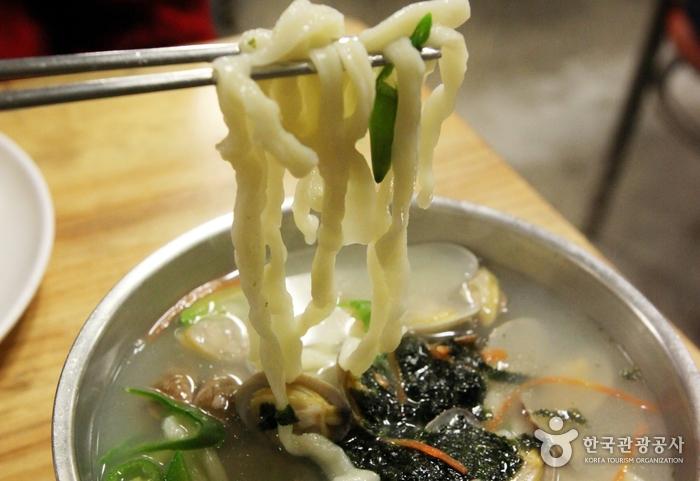 刀切麵加價6.4%至8,269韓元(約50港元)。(網上圖片)