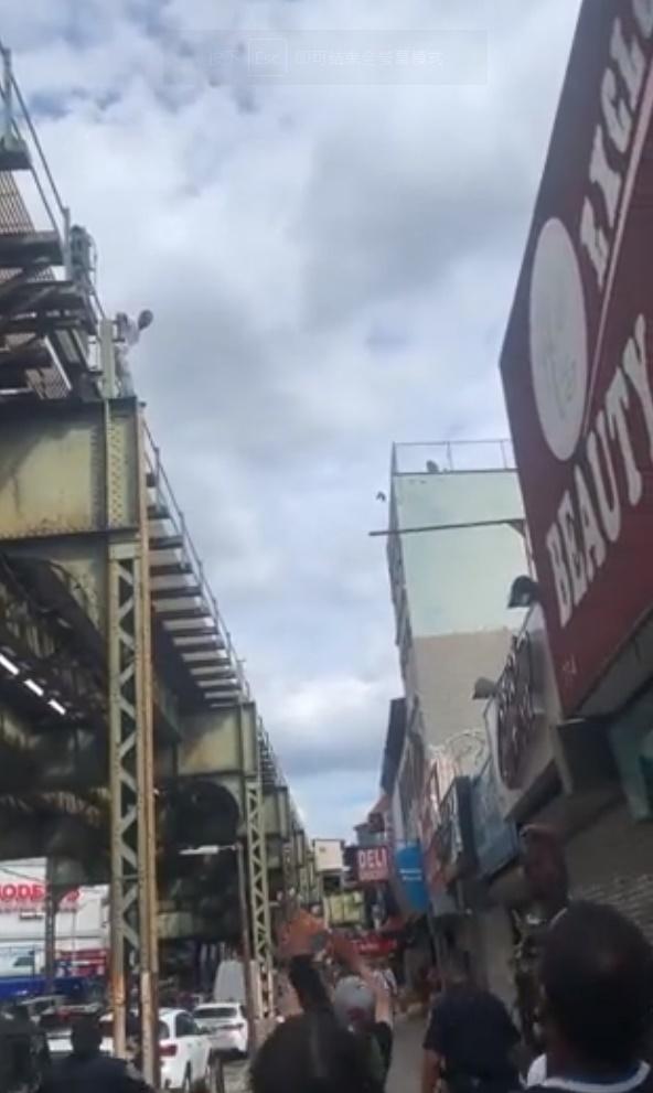 Kendall Floyd在將近10公尺高的地鐵高架鐵道橋上。(Twitter)