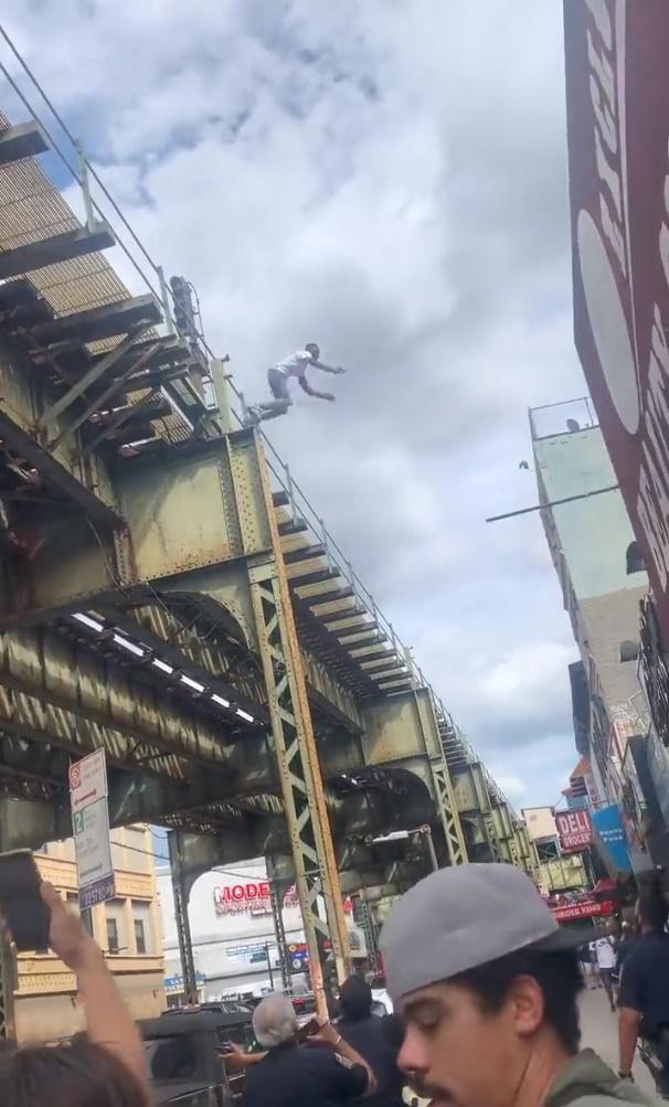 Kendall Floyd認為自己唯一逃脫的機會就是跳到街對面建築物。(Twitter)