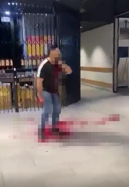 Lauie按著頸項,只見血從其頸部噴在地上。(網上片段截圖)