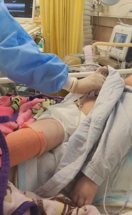 天瑜爸爸指,早前心臟科醫生為天瑜進行超聲波檢查,指心臟好正常好健康,大讚天瑜「好叻女」。(天瑜醫療事故關注組@FB)