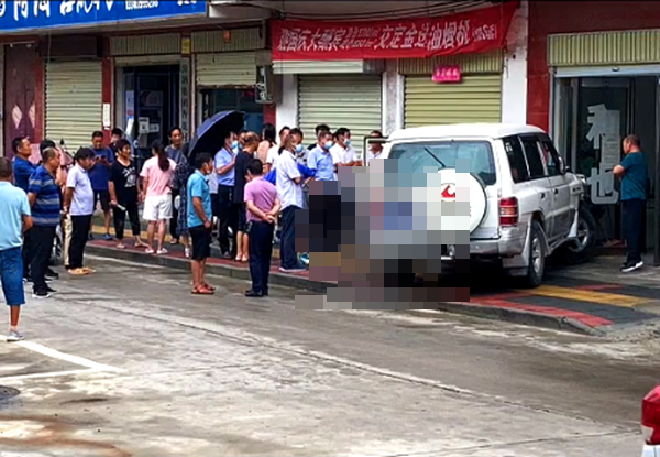 河南舞陽有私家車橫衝直撞其他車和人群,造成1死28傷。肇事私家車最後停在一家店舖前。(互聯網)