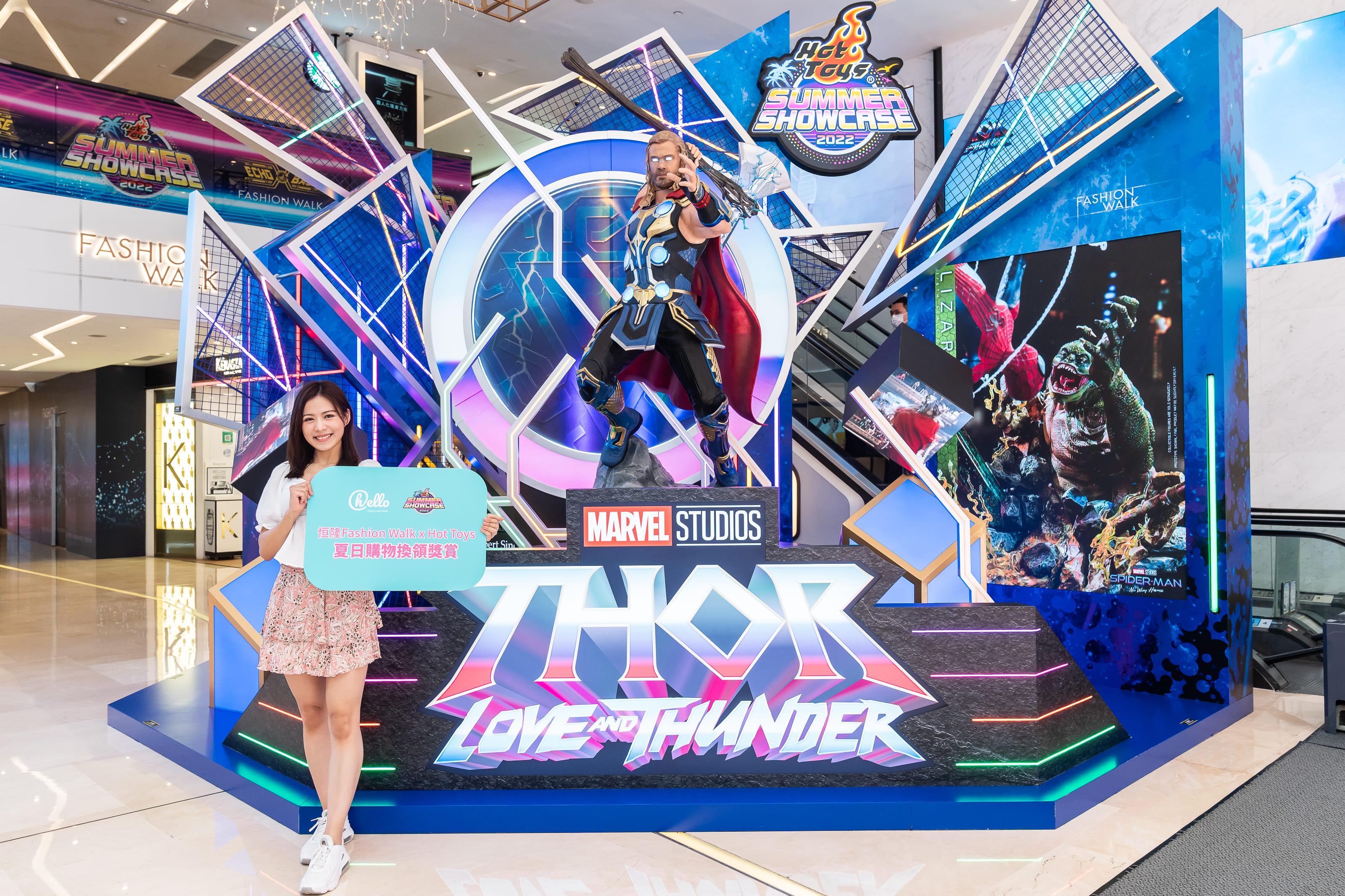 Fashion Walk中庭展示最新上映《雷神奇俠4:愛與雷霆》1:1原大雕像電影場景活現眼前。