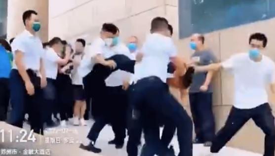 有白衣人士對一名男子起飛腳。(網片截圖)