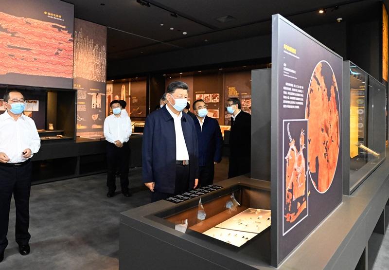 習近平在新疆烏魯木齊市考察新疆維吾爾自治區博物館。