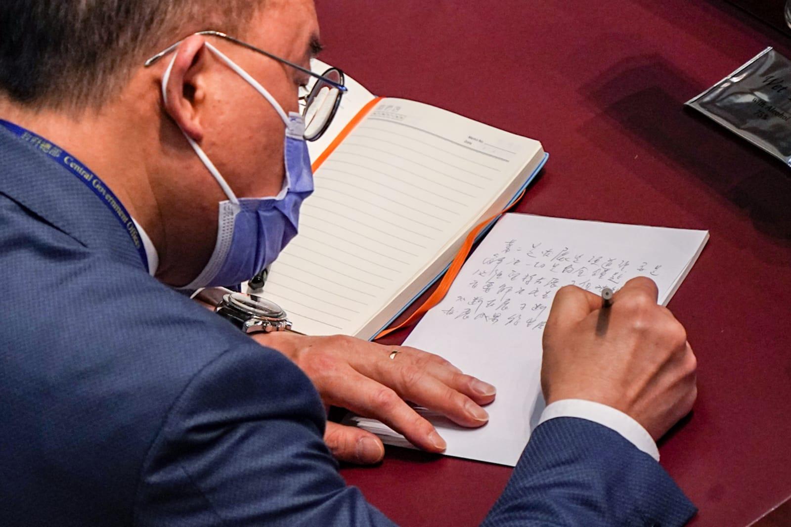 行政長官李家超上任後首次出席立法會答問會,政制及內地事務局局長曾國衞抄寫當中重點。