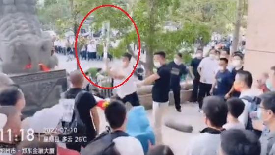 有白衣人士疑似持拐杖攻擊現場民眾。