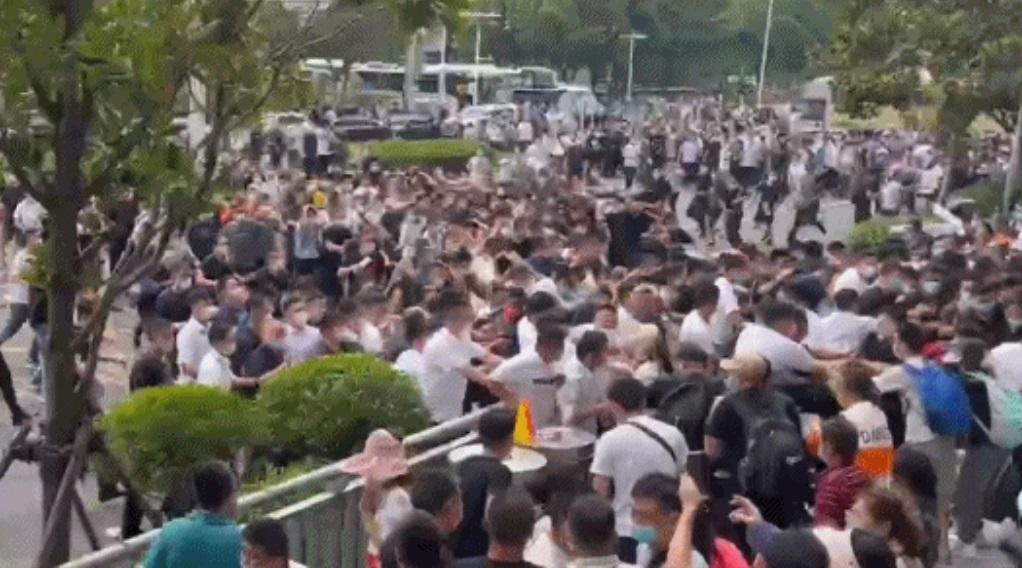 「白衣人」團體衝入人群。(網片截圖)