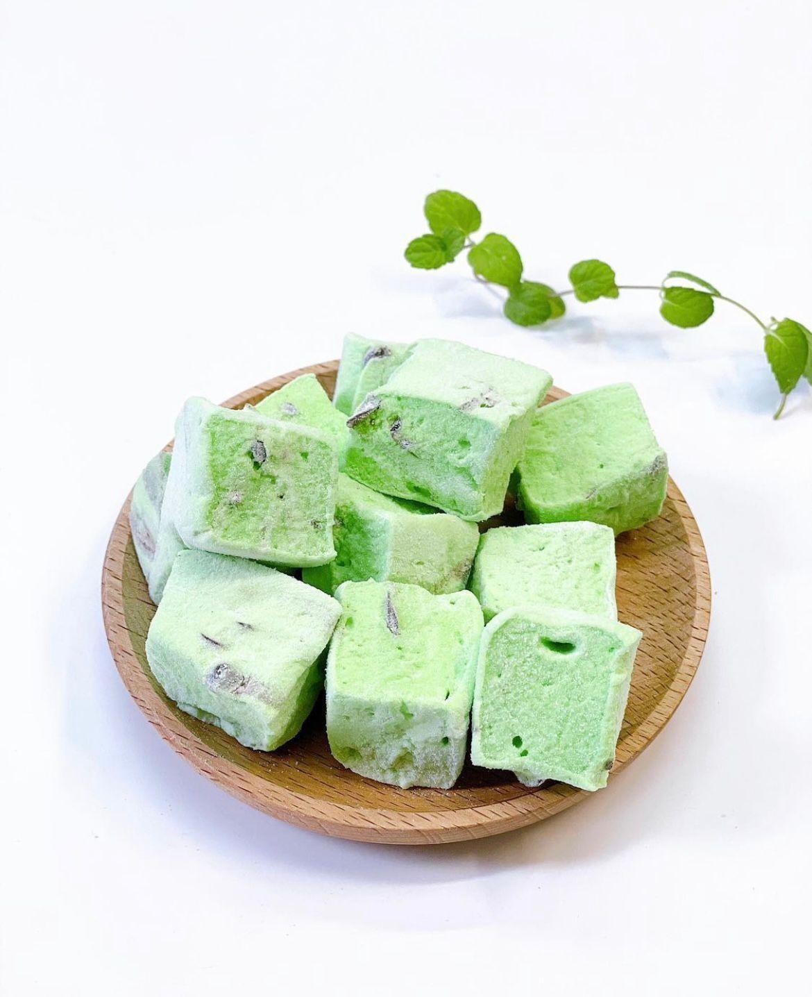 薄荷朱古力棉花糖│囗感輕盈軟綿,朱古力粒當然是少不了的配搭。棉花糖雪凍後,比常溫更要冰涼,炎炎夏季的稱心涼菓子。