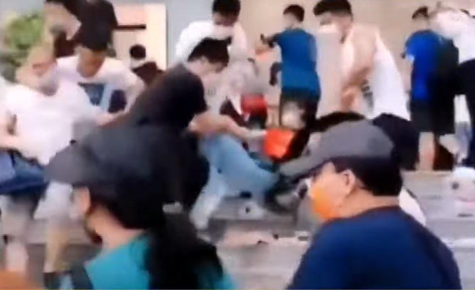 有女子被拖落梯級。