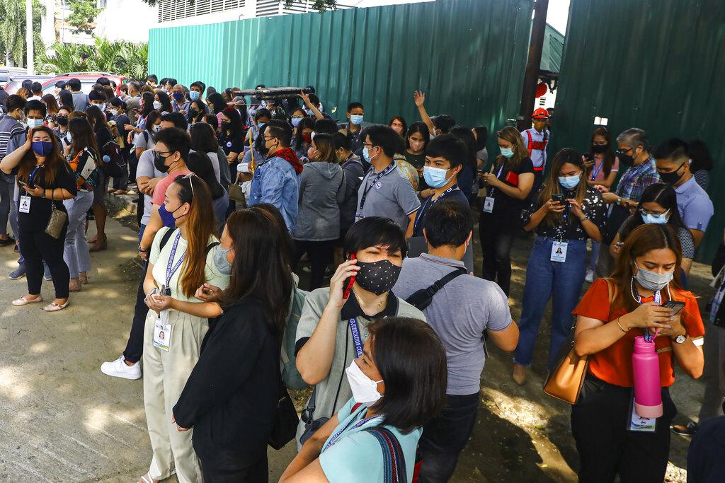 不少民眾都走到戶外暫避。(美聯社圖)