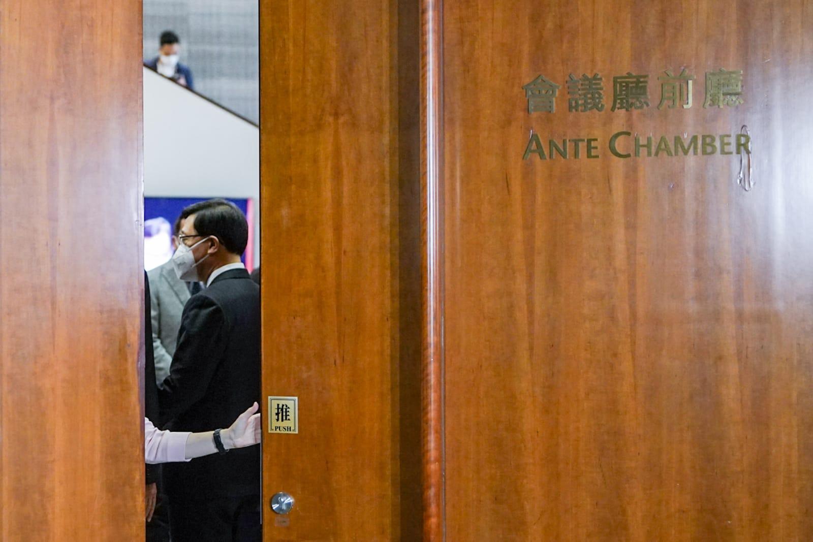 李家超今早出席首場立法會「前廳交流會」。(李睿哲攝)