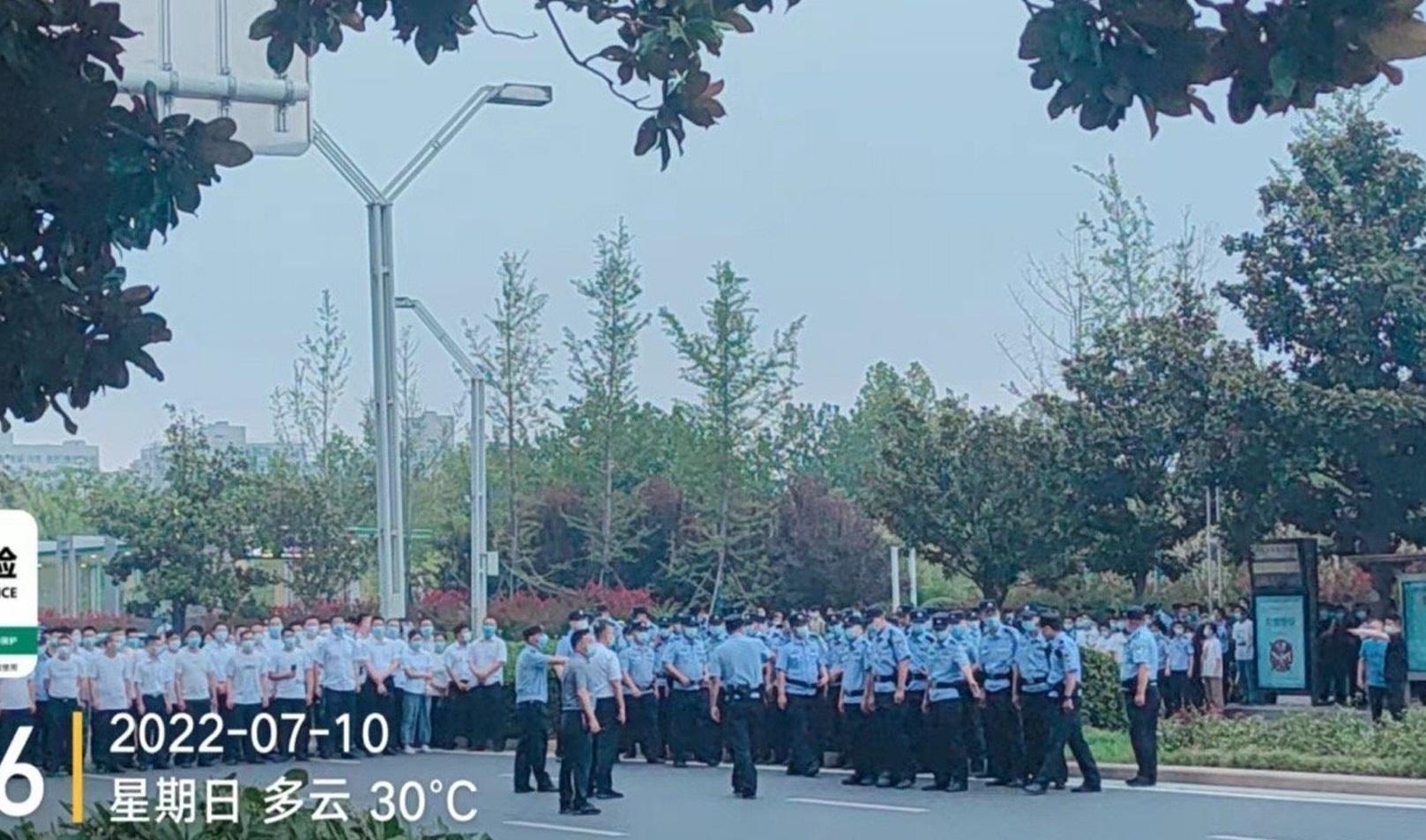 大派疑似身穿制服的警員及白衣人士到場。(網上截圖)