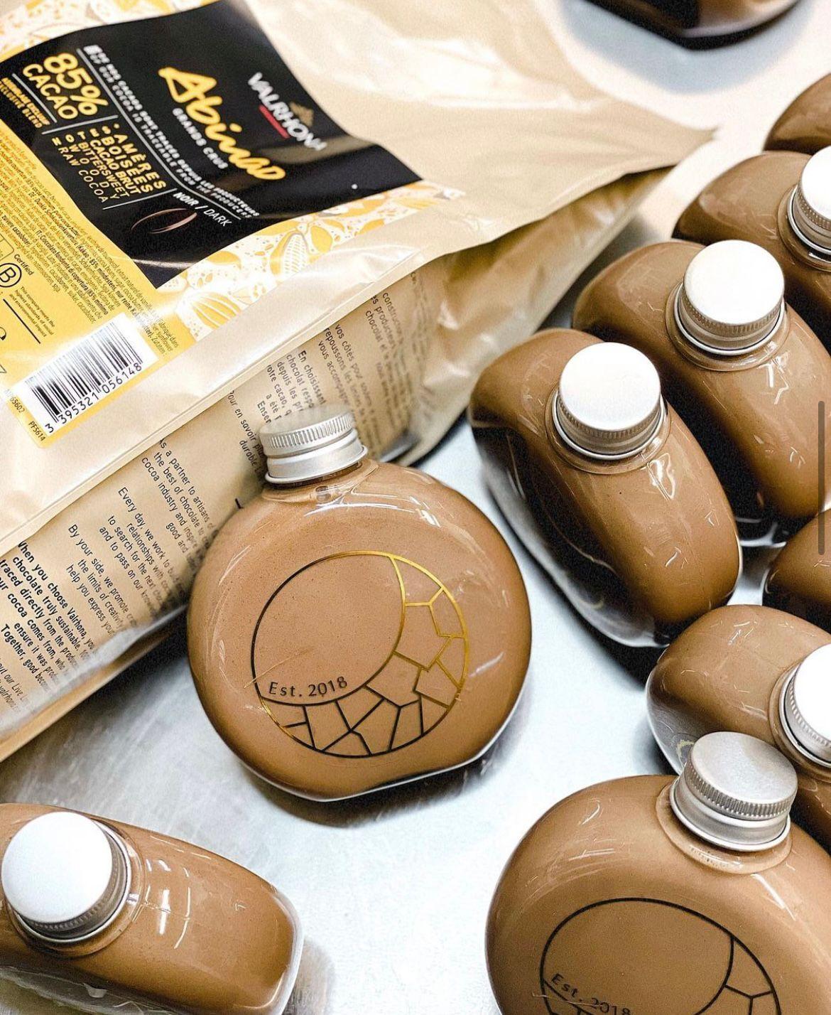 薄荷朱古力奶│因為每天都被大家買光光,所以更想讓大家知道其製作意念。材料是絕對的簡單,85%黑朱古力、3.5%全脂牛奶、35%乳脂鮮忌廉,加上澳洲純天然薄荷水。當您喝到苦苦的,因為是85%黑朱古力;當您喝到酸酸的,因為朱古力的純度偏高;當您喝到漿口的,因為除了牛奶還有鮮忌廉;當您喝起來覺得很細滑,因為材料裡並沒有使用可可粉或唂咕粉,同時鮮忌廉亦增添了厚重感。