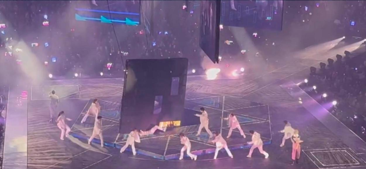 人氣男子組合MIRROR昨晚第四場演唱會發生屏幕壓傷舞蹈員意外。(網上圖片)