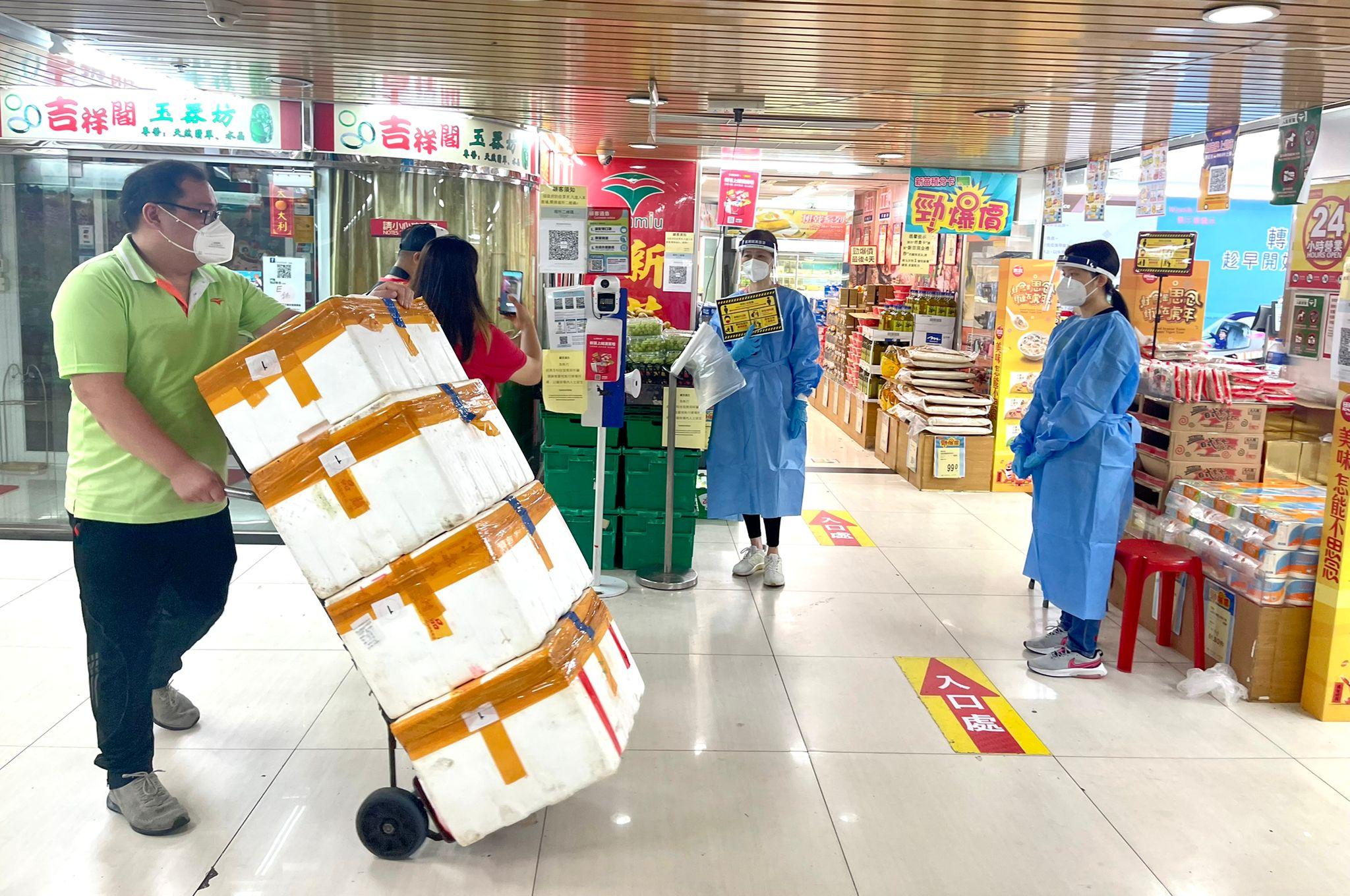 澳門今日起暫停所有非必需的工商業活動7日,市民進入超市購物時需戴KN95口罩。(澳門新冠病毒感染應變協調中心fb圖)