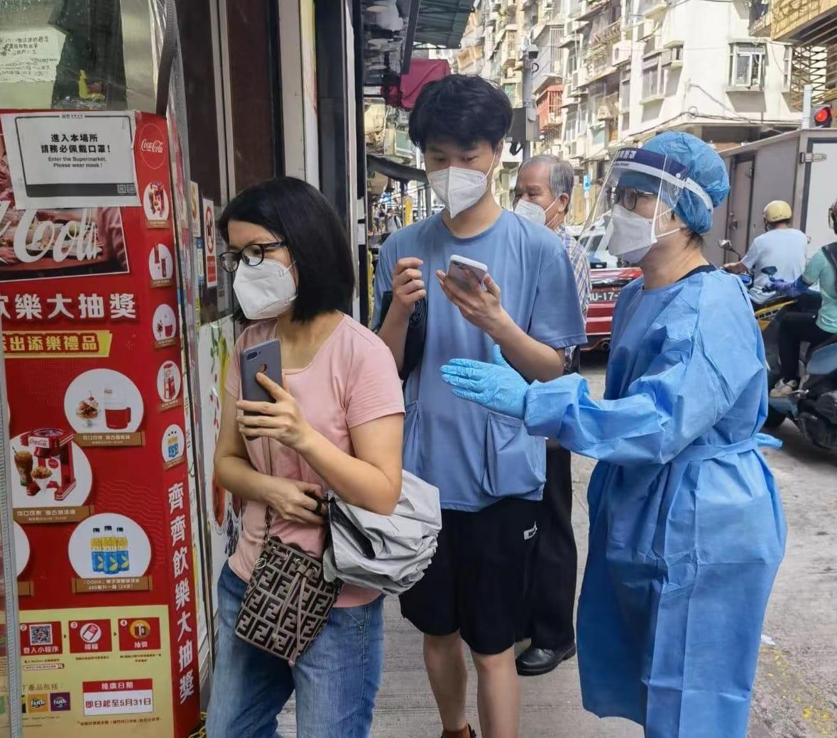 澳門今日起暫停所有非必需的工商業活動7日,市民進入超市購物時需戴KN95口罩。(澳門新冠病毒感染應變協調中心fb圖)