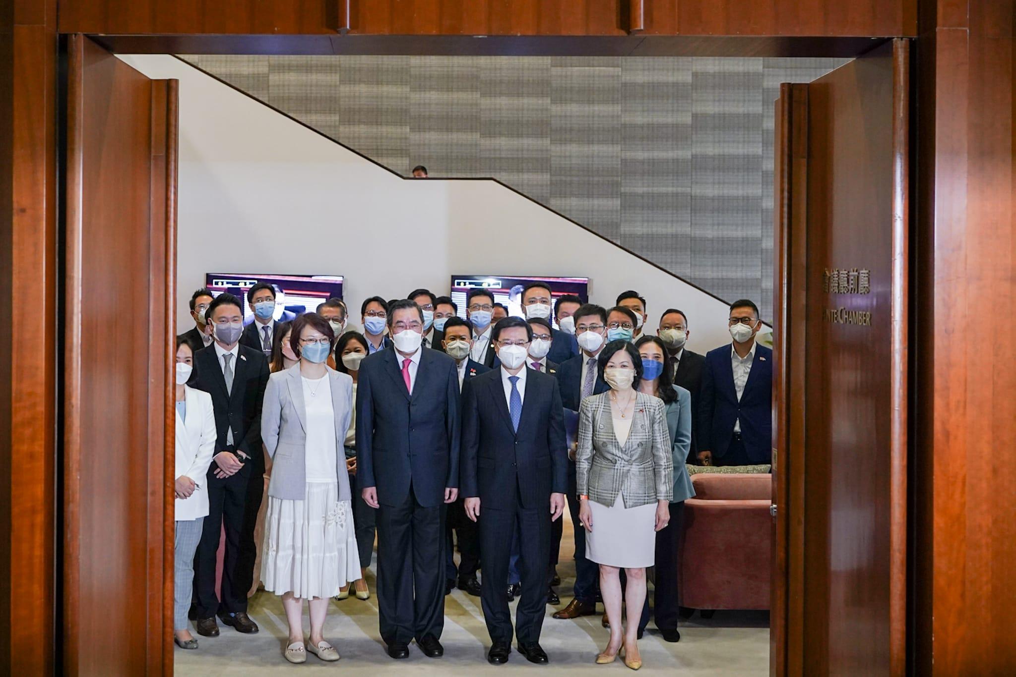 李家超今早出席首場立法會「前廳交流會」。(李睿哲攝)