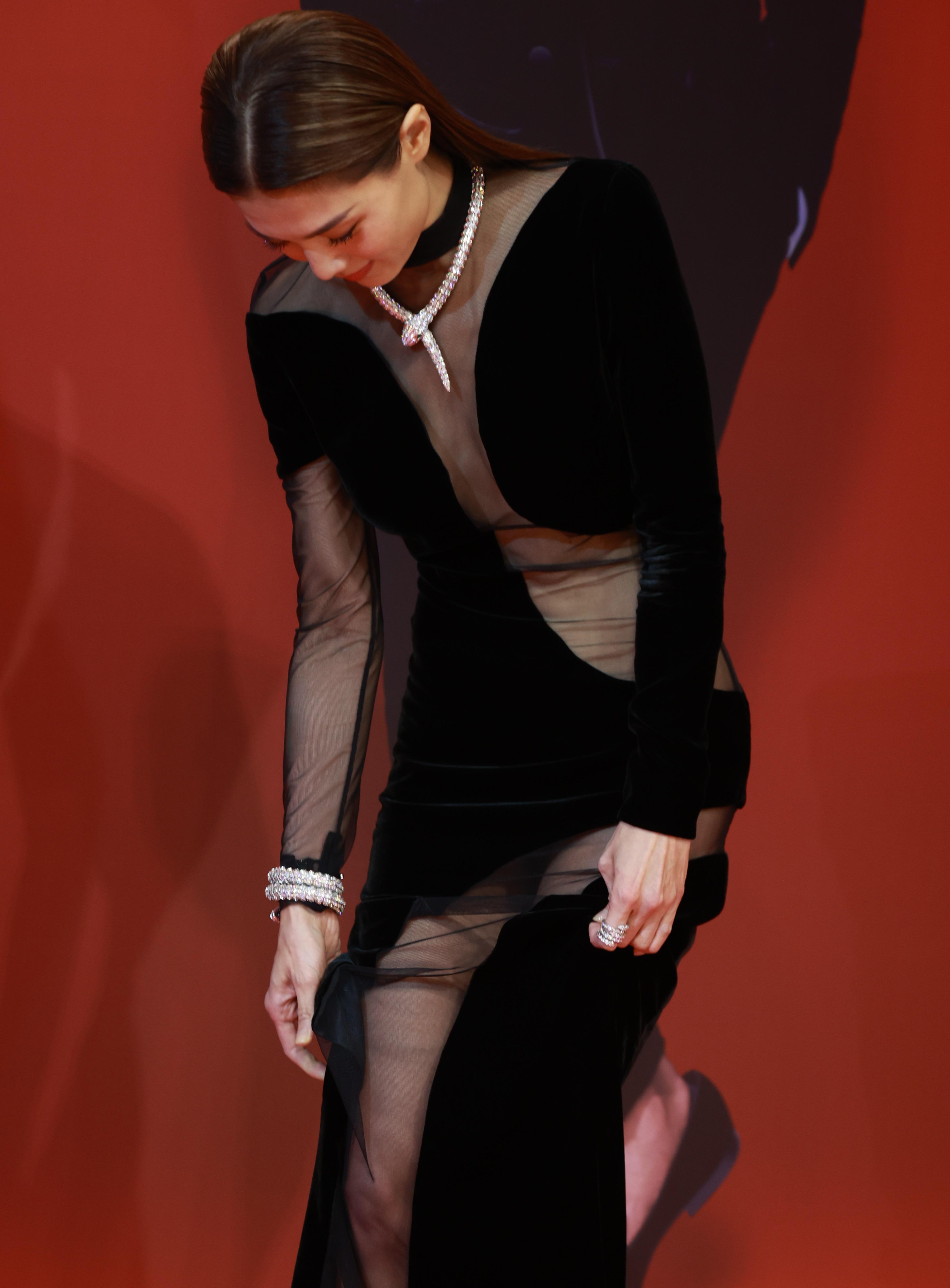 娜姐在紅地氈拍攝時不時整理,擔心走光。