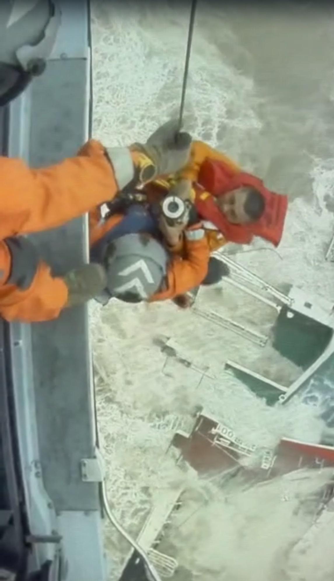 飛行服務隊隊員冒雨游繩救回疑似墮海船員。(飛行服務隊提供)