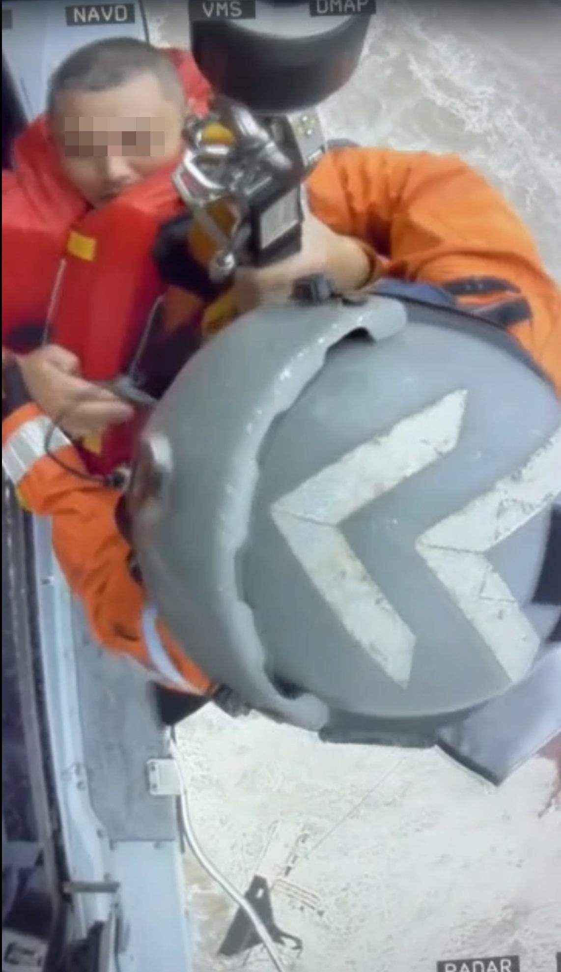 船員獲救一刻。(飛行服務隊提供)